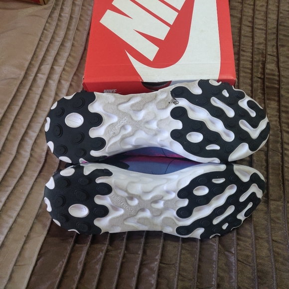 Nikes - Picture 6 of 7